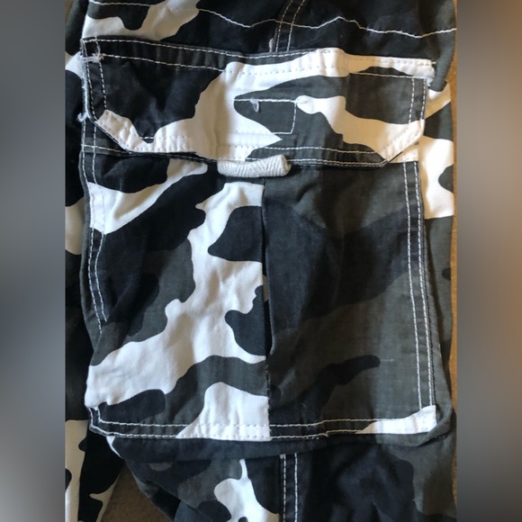 Renegade Camo Cargo Shorts Size 38 - Picture 3 of 8